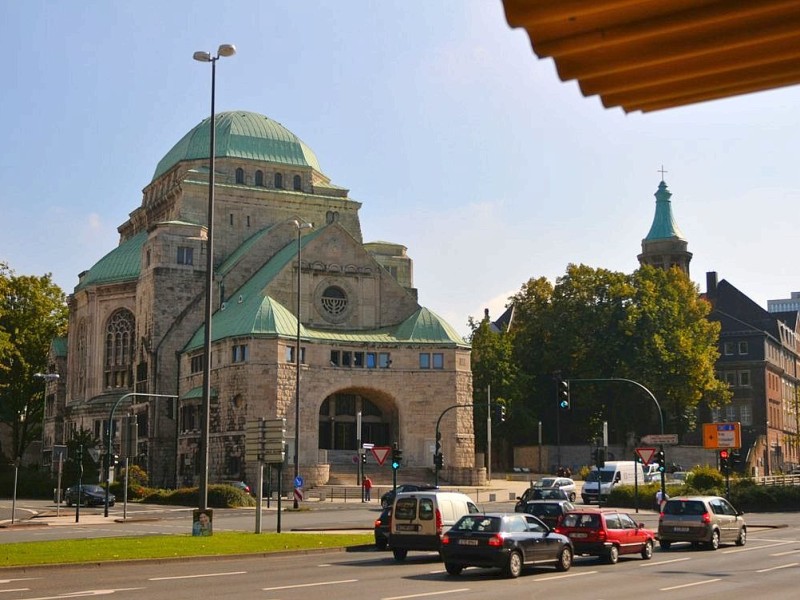 An der Steeler Straße steht nahe dem Rathaus die Alte Synagoge. Direkt daneben steht die Altkatholische Kirche.