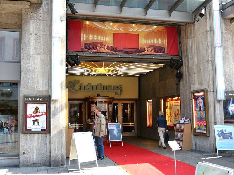 In der Lichtburg, die hier seit 1928 steht und der größte Filmpalast Deutschlands ist, feiert der neue Helge-Schneider-Film Premiere.