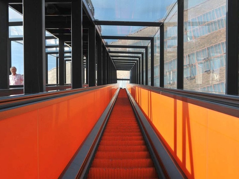 Jetzt befördert Deutschlands höchste freistehende Rolltreppe Zechen-Besucher nach oben. 90 Sekunden dauert die Fahrt durch die 58 Meter lange Gangway. In 24 Metern Höhe...