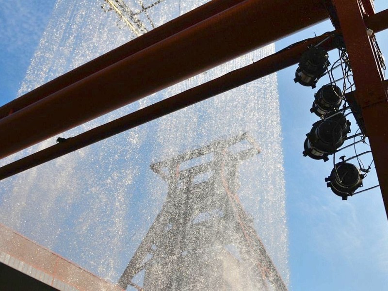 Wasserturm auf Zollverein: Die Kunstinstallation Tower ist seit August hier. Unzählige Wassertropfen bilden einen regelrechten Schleier.