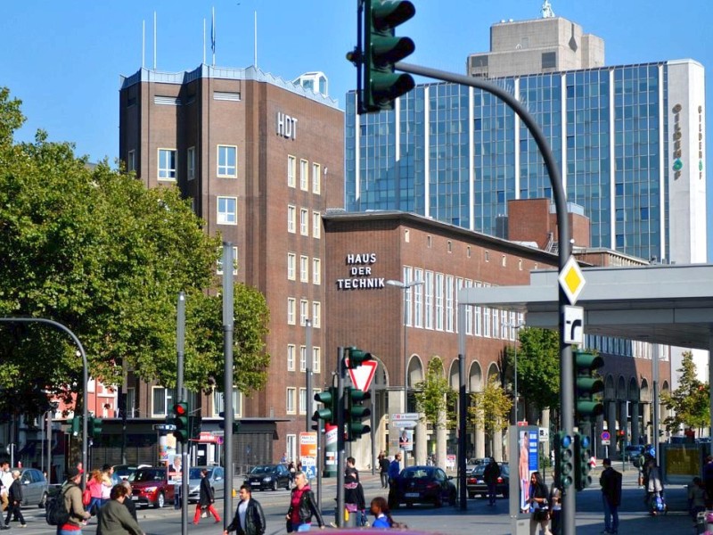 Rechts daneben ist das Weiterbildungszentrum Haus der Technik (HDT).