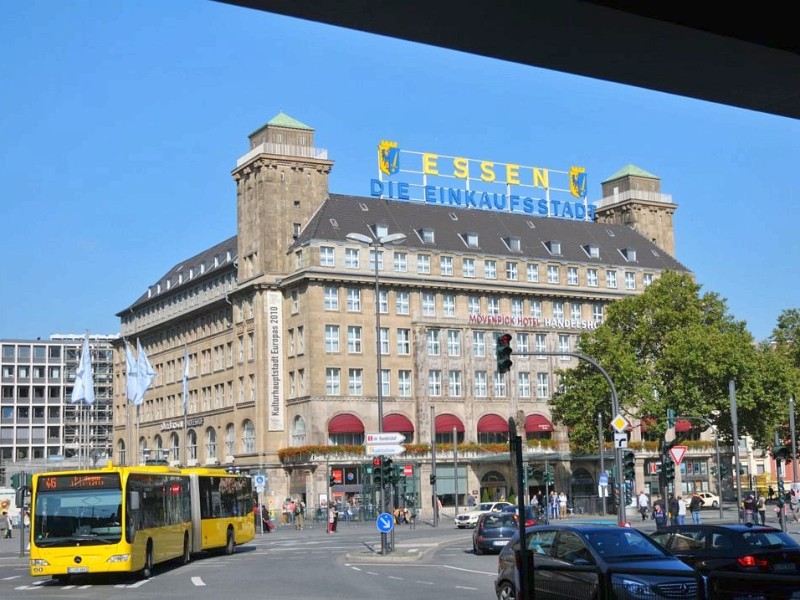 ...dominiert der Handelshof den Willy-Brandt-Platz. In dem 1912 erbauten palastartigen Prunkbaus betrieben einst die Eltern des Schauspielers Heinz Rühmann das Hotel Stemme.