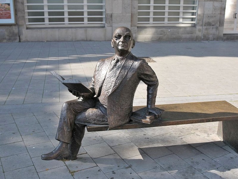 Die Bronzestatue erinnert an Heinrich Reisner, der das HDT 1909 gegründet hat.