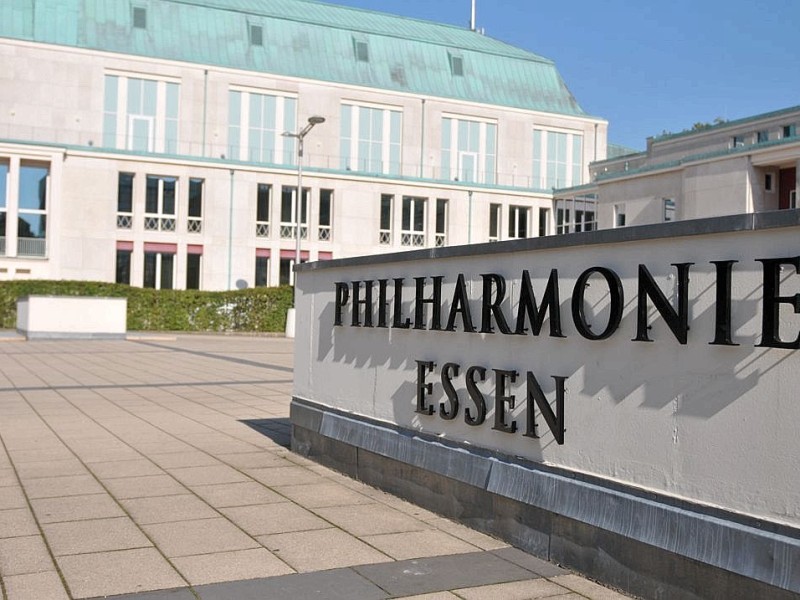 Direkt an der Station liegt das Essener Konzerthaus. Der 1904 erbaute Saalbau wurde1943  im Krieg zerstört und von 1949 bis 1954 wiederaufgebaut.