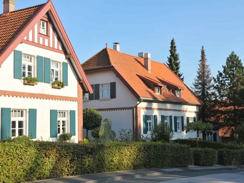 ...liegt oberhalb der Villa die Siedlung, die Alfred Krupp ab 1895 für seine Angestellten bauen ließ. Die Architekten haben sich offenbar...