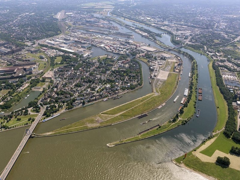 Der Duisburger Hafen ist immer noch der größte Binnenhafen Europas. Seine Ursprünge gehen auf das Jahr 1665 zurück.