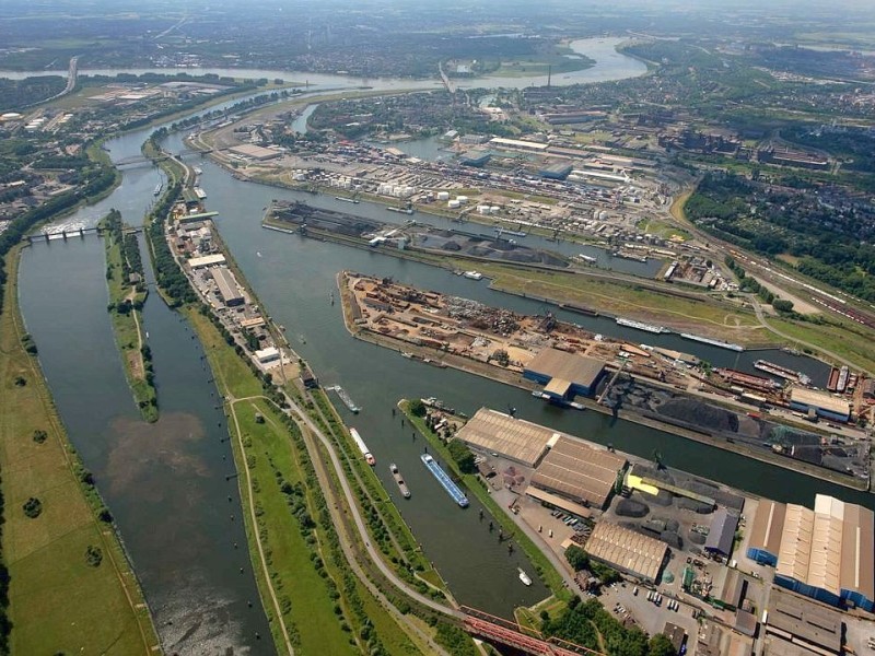 Links fließt die Ruhr, daneben sieht man den Hafen.