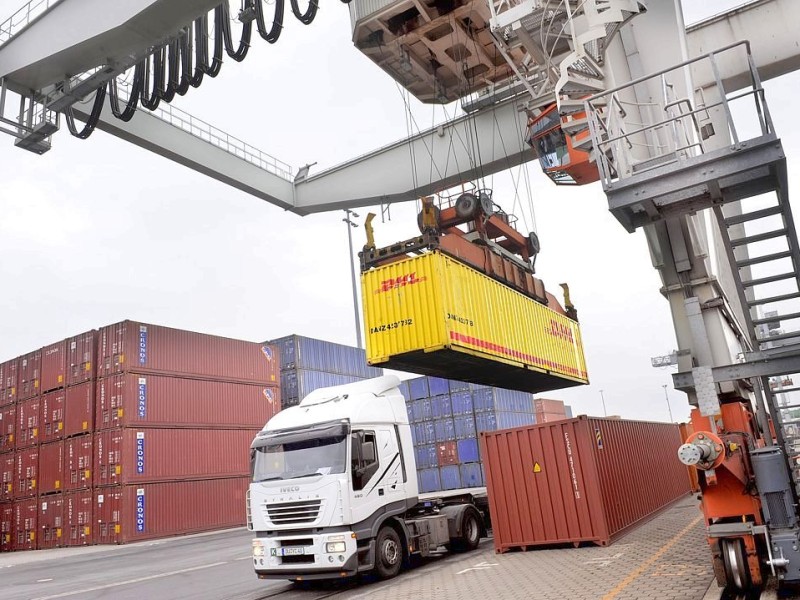 Ein DHL-Container wird im Duisburger Container-Terminal für den weltweiten Versand verladen.Foto: Matthias Graben / WAZ FotoPool