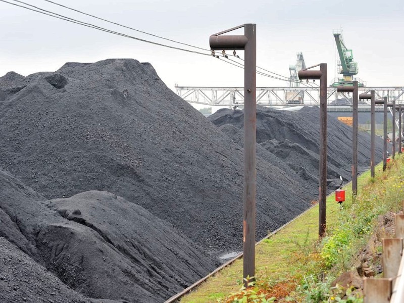 Hier ist die Kohleinsel in Meiderich zu sehen. Dennoch ist Duisburg noch immer einer der  größten Umschlagsorte für Importkohle.Foto: Stephan Eickershoff/WAZFotoPool