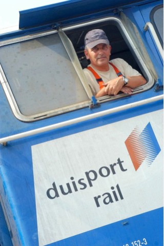 Duisport Rail heißt das Eisenbahnunternehmen des Hafens. Es ist eine hundertprozentige Tochterfirma von Duisport. Herbert Schneider ist Lokführer.   foto friedhelm geinowski