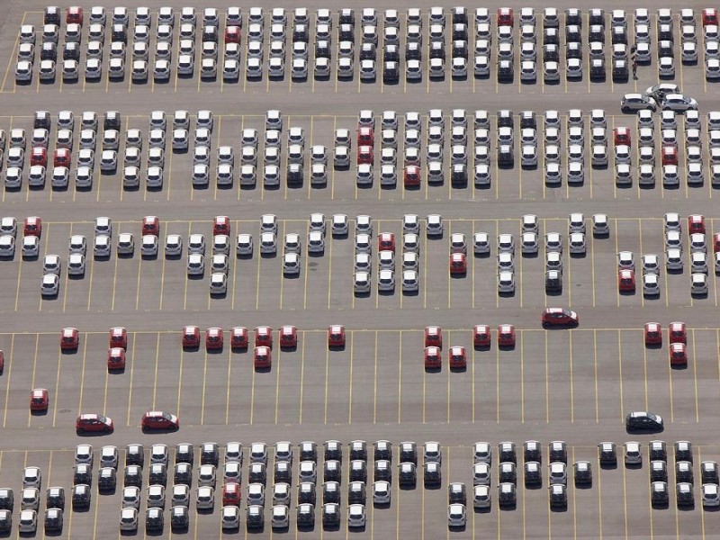 Autos in der Warteposition - aus der Luft betrachtet.