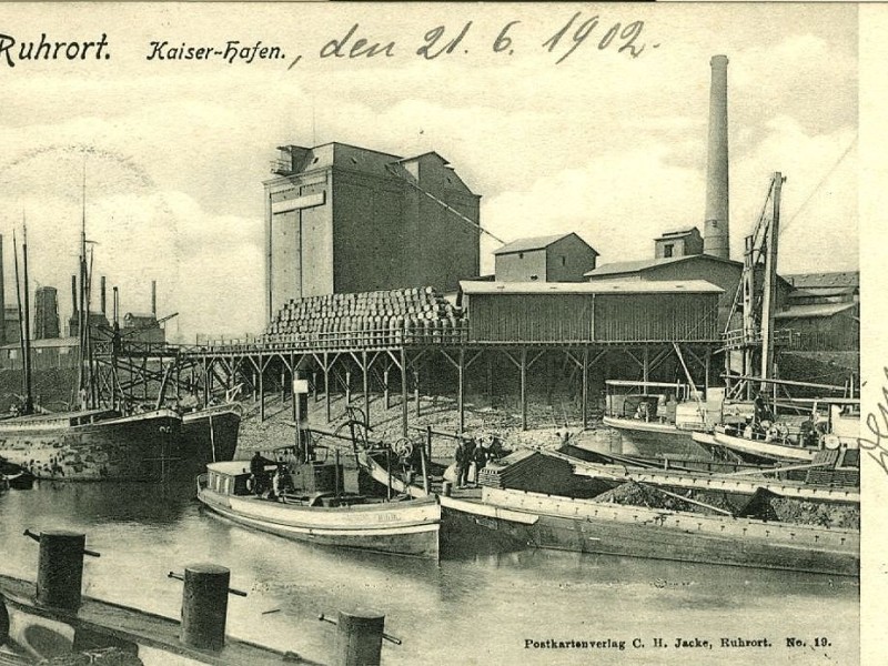 Die Anfänge des Hafens gehen auf das Jahr 1665 zurück. Diese Postkarte zeigt den Kaiserhafen im Jahr 1902.