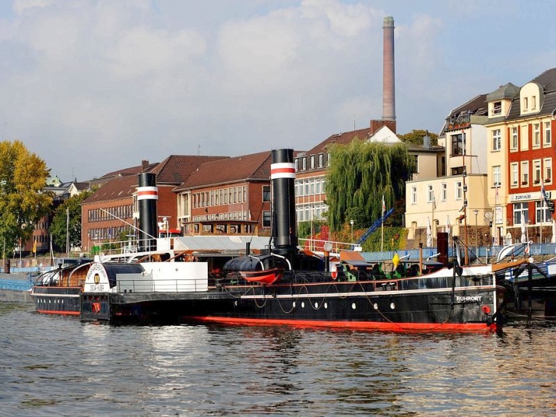 Ruhrort vom Wasser betrachtet.  Blick in den Hafenmund mit dem Museumsschiff Oskar Huber. Im Hintergrund ist die Schifferbörse zu sehen. Foto: Stephan Eickershoff / WAZ FotoPool