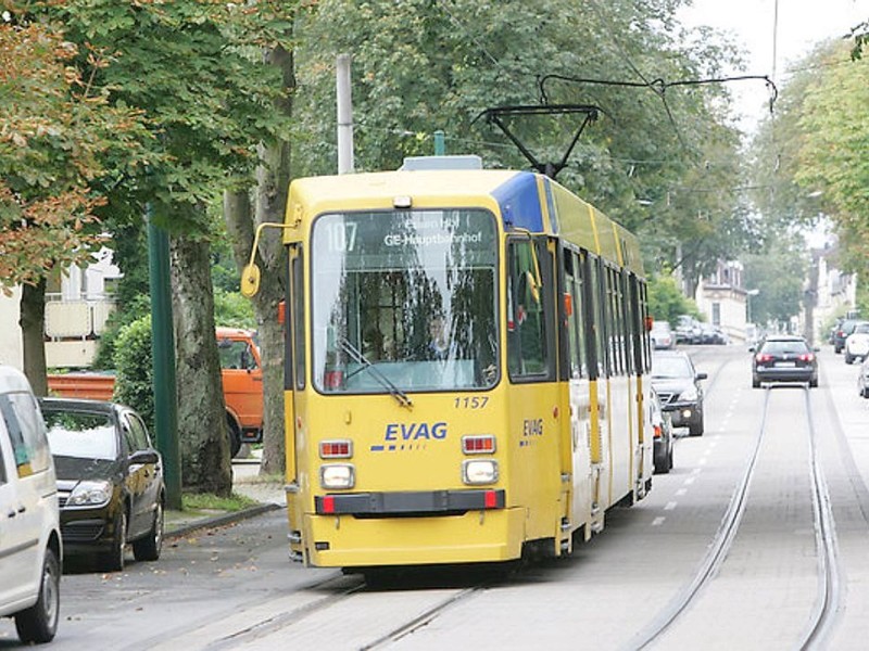 Die Linie 107 auf der Bredeneyer Straße, kurz hinter der Haltestelle Alfredusbad.