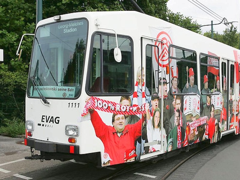 Rollendes Fanprojekt: EVAG-Straßenbahn fährt für die RWE-Fans.