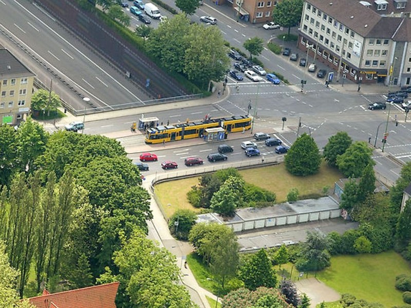 Luftaufnahme Haltestelle Schwanenbuschstraße in Huttrop mit Niederflurbahn