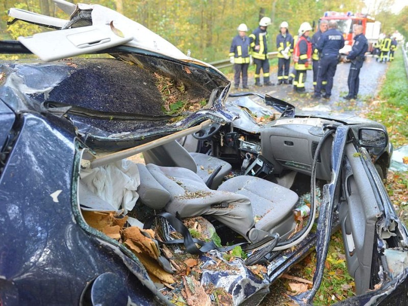 In Rheinbach im Rhein-Sieg-Kreis wurden zwei junge Frau in ihrem Auto eingeklemmt, als ein Baum auf das Fahrzeug stürzte. Die Feuerwehr konnte sie befreien.