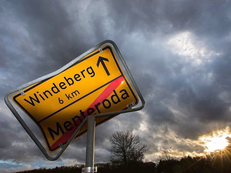 Es ist Herbst und der erste Herbstorkan hat am Montag in Europa gewütet. In Thüringen knickte der Wind ein Ortsschild ab.