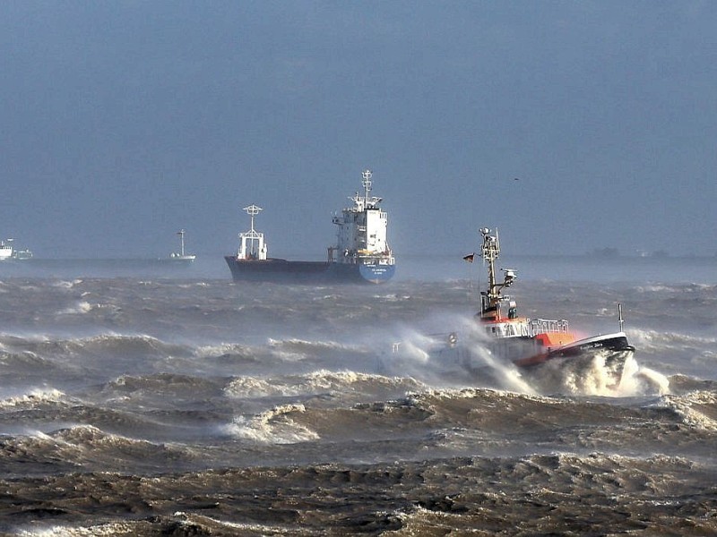 Das Lotsenversetzboot Kapitän Jürs kämpft sich am Montag, 28. Oktober, bei starkem Sturm durch die Elbe zwischen der Einfahrt zum Nord-Ostsee-Kanal und der Mündung in die Nordsee bei Brunsbüttel.