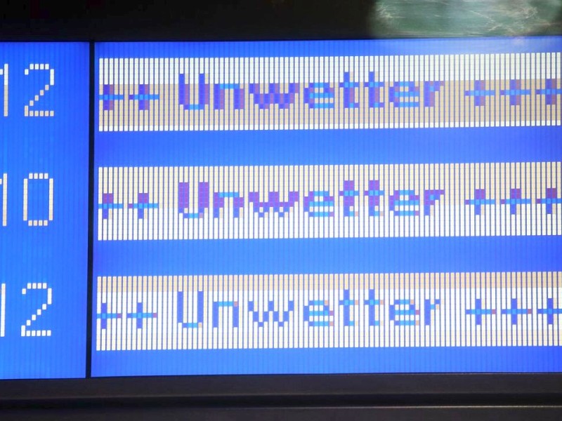 Der Schriftzug Unwetter am Bahnhof Altona in Hamburg. Bundesweit hatte die Bahn vielerorts mit Sturmschäden zu kämpfen, die den Fahrplan außer Kraft setzten.