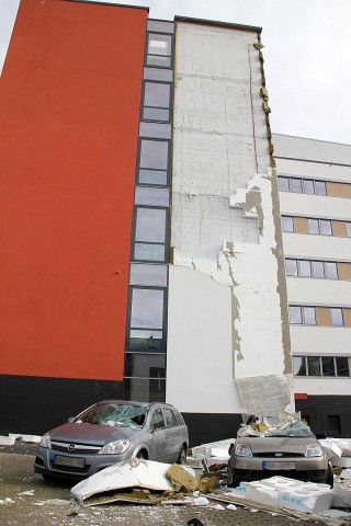 Auch in Göttingen wütete der Sturm und riss Fassadenteile von einem Universitätsgebäude.
