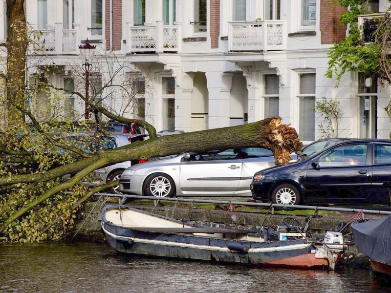 Blick nach Amsterdam: Auch in den Niederlanden wütete der Orkan und sorgte für Schäden, wie hier in Amsterdam.