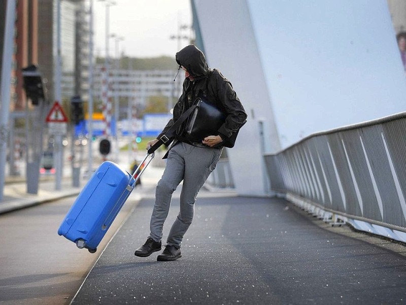 Wieder ein Blick auf die Niederlande: Gar nicht leicht, bei Sturm mit einem Koffer zu hantieren.