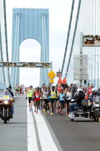 Das sind die Highlights vom New York City Marathon. Durch alle fünf Stadtteile führte der Marathon. Der Weg führt die Läufer auch über die Verrazano-Narrows Bridge.