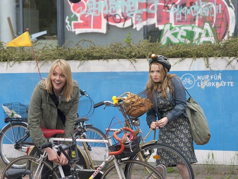 Caro (Alwara Höfels) und Lisi (Karoline Herfurth) handeln nicht nur pädagogisch, sondern auch ökologisch korrekt - und kommen mit dem Fahrrad zur Schule.