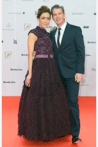 TV-Moderator Markus Lanz und seine Frau Angela, deren Kleid in dunklem Purpur eine gewisse Flokati-Ähnlichkeit aufwies.