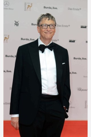 Bill Gates, ordentlich im Anzug, mit voluminöser Fliege.