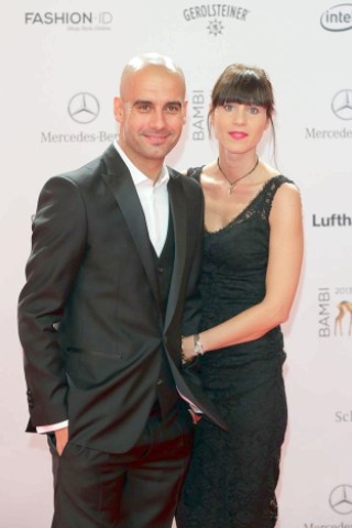 Bayern-Trainer Pep Guardiola und seine Frau Cristina ganz in schwarz.
