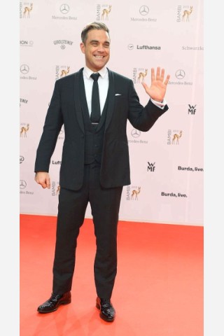 Robbie Williams setzte auf Charme und Eleganz: Korrekter Anzug und blank geputzte Schuhe kleideten den Sänger.