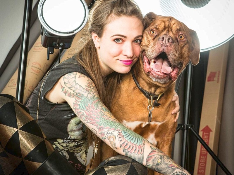 Die Fotografin Carli Davidson und ihr eigener Hund, ein Mastiff. Regelmäßig hat sie seinen Speichel schon von den Wänden geschrubbt, nachdem das Tier sich geschüttelt hatte.