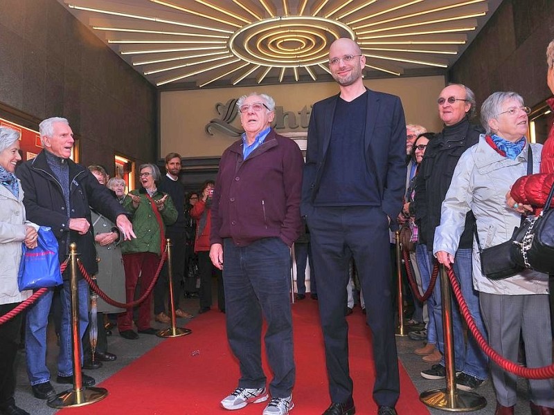 Der Schauspieler Dieter Didi Hallervorden besucht am 10. Oktober 2013 die Premiere seines Films Sein letztes Rennen in der Lichtburg in Essen. Im Bild ist er mit Regisseur Kilian Riedhof zu sehen.