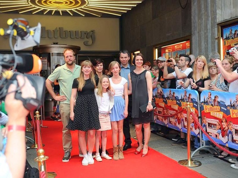In der Lichtburg in Essen fand im Juli 2012 die Premiere des Films Pommes essen statt. Zur Premiere kamen Hauptdarsteller Smudo, Rapper der Fantastischen 4, die Dartsellerinnen Luise Risch, Marienne Risch und Tabea Willemsen und Regisseurin Tina von Traben.