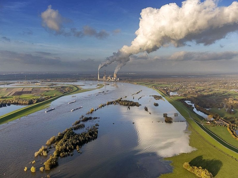 So schön kann der Herbst sein - selbst mit Industrie als Motiv. Unser Luftbild-Fotograf Hans Blossey hat in Duisburg-Walsum den Rhein mit Blick auf das STEAG-Kraftwerk Voerde fotografiert.