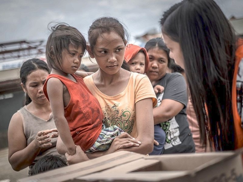 Die Katastrophenhelferin Lucile von ACF führt Angelika Böhling durch die Unglücksgebiete 28.11.2013 auf der Insel Panay - Phillippinen    Bild: Jakob Studnar