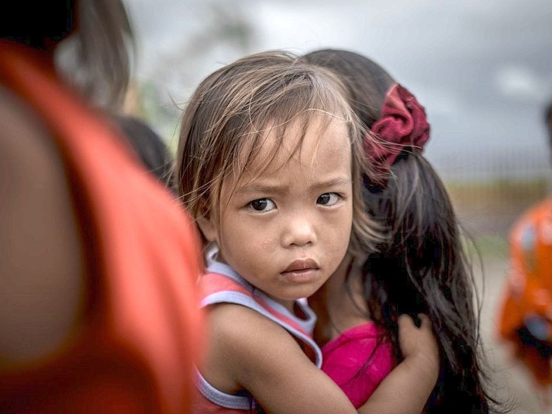 Die Katastrophenhelferin Lucile von ACF führt Angelika Böhling durch die Unglücksgebiete 28.11.2013 auf der Insel Panay - Phillippinen    Bild: Jakob Studnar