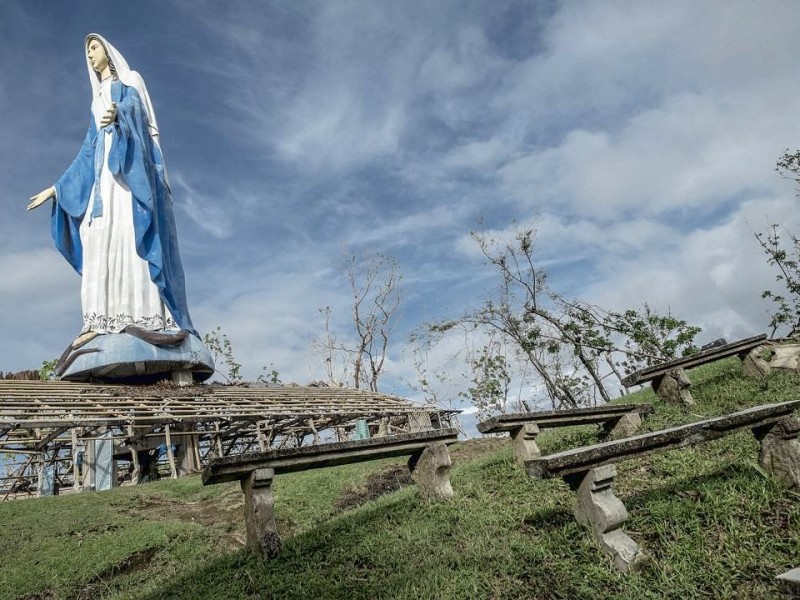 Rückfahrt von Estancia nach Roxas -City. Zerstörte Kirche Agdalene Schrein in dem Ort Pilar. Die Katastrophenhelferin Lucile von ACF führt Angelika Böhling durch die Unglücksgebiete 28.11.2013 auf der Insel Panay - Phillippinen    Bild: Jakob Studnar