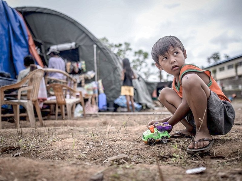 Hilfsorganisationen bauen und organisieren ein Flüchtlingslager / Unterkunft in Estancia. Die Katastrophenhelferin Lucile von ACF führt Angelika Böhling durch die Unglücksgebiete 28.11.2013 auf der Insel Panay - Phillippinen    Bild: Jakob Studnar