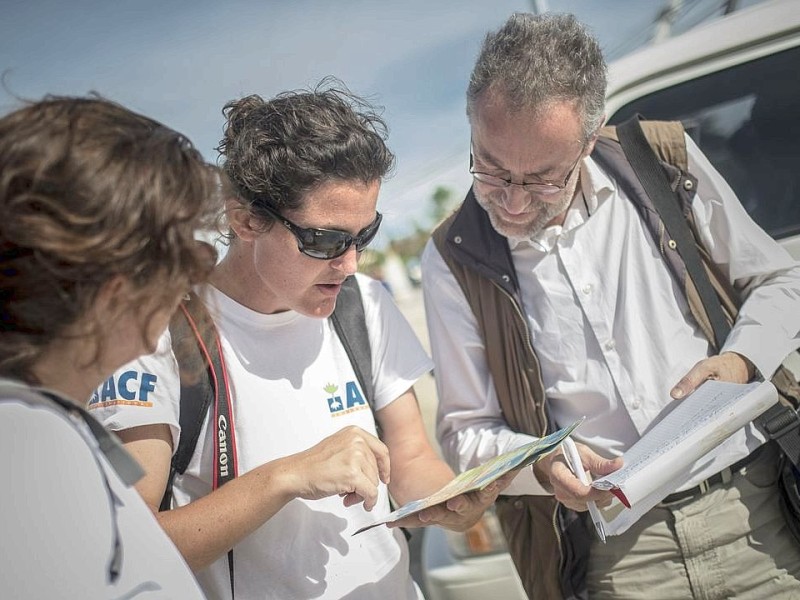 Die Katastrophenhelferin Lucile von ACF führt Angelika Böhling durch die Unglücksgebiete 28.11.2013 auf der Insel Panay - Phillippinen    Bild: Jakob Studnar