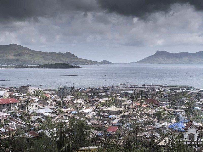 Blick auf die verwüstete Stadt Estancia. Die Katastrophenhelferin Lucile von ACF führt Angelika Böhling durch die Unglücksgebiete 28.11.2013 auf der Insel Panay - Phillippinen    Bild: Jakob Studnar