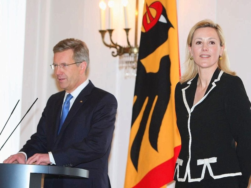... kam schließlich ein knappes Jahr nach Wulffs Rücktritt als Bundespräsident. Damals, im Februar 2012, hatte Bettina Wulff sich noch demonstrativ hinter ihren Mann gestellt.
