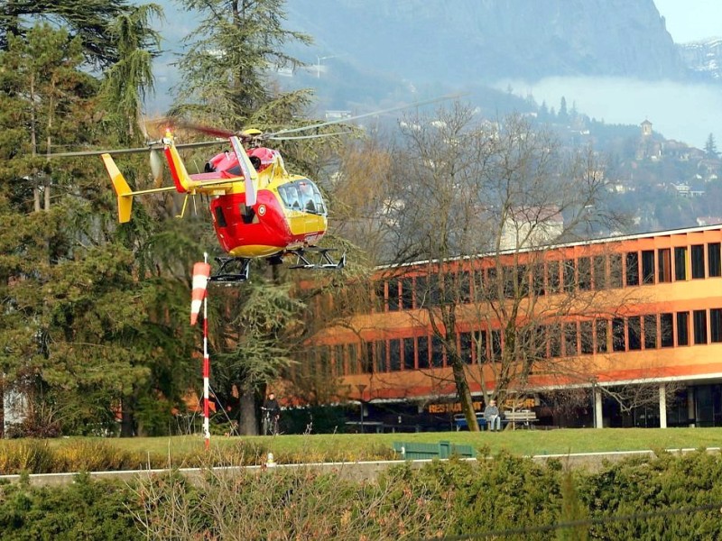 ... und dann jedoch mit dem Rettungshubschrauber weiter in eine Klinik in Grenoble transportiert.
