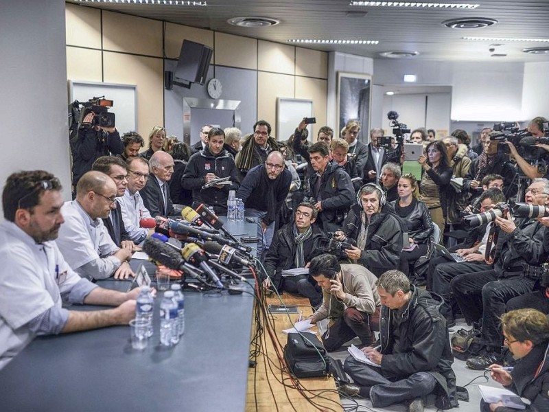 Das Medieninteresse ist enorm. Auf einer Pressekonferenz am montag bestätigte Schumachers Ärzteteam, der ehemalige F1-Fahrer kämpfe um sein Leben.