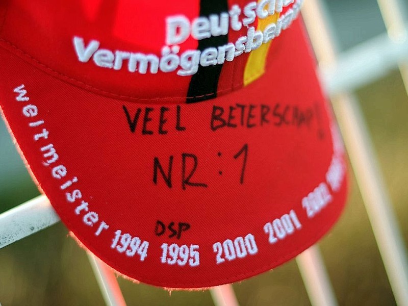 Eine Mütze hängt am 30.12.2013 am Michael Schumacher Kartcenter in Kerpen. Auf Niederländisch wünscht ein Fan Gute Besserung.