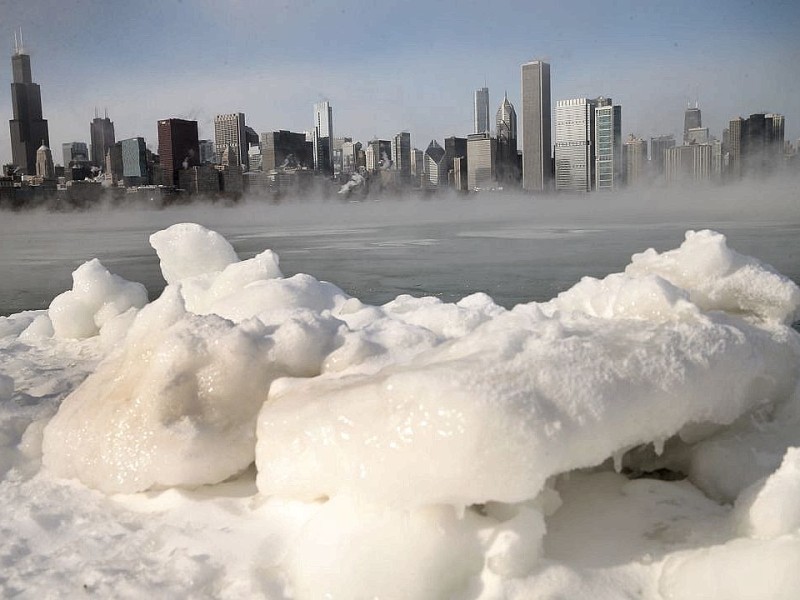 An den Ufern des Lake Michigan in Illinois bildet sich Eis: Auch die Millionenmetropole Chicago...