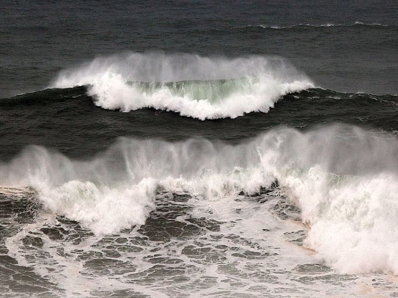 ...inzwischen für seine Riesenwellen berühmt. Nachdem der US-amerikanische Surfer Garrett McNamara dort Anfang 2013 die möglicherweise größte Welle gesurft hatte, die je ein Mensch bezwungen hat, war...