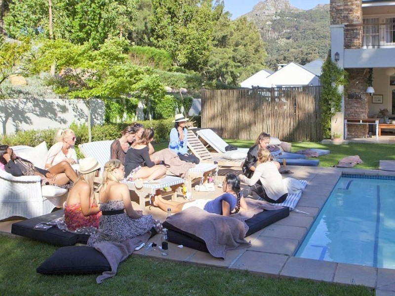 Die Ladies relaxen am Pool der Villa.